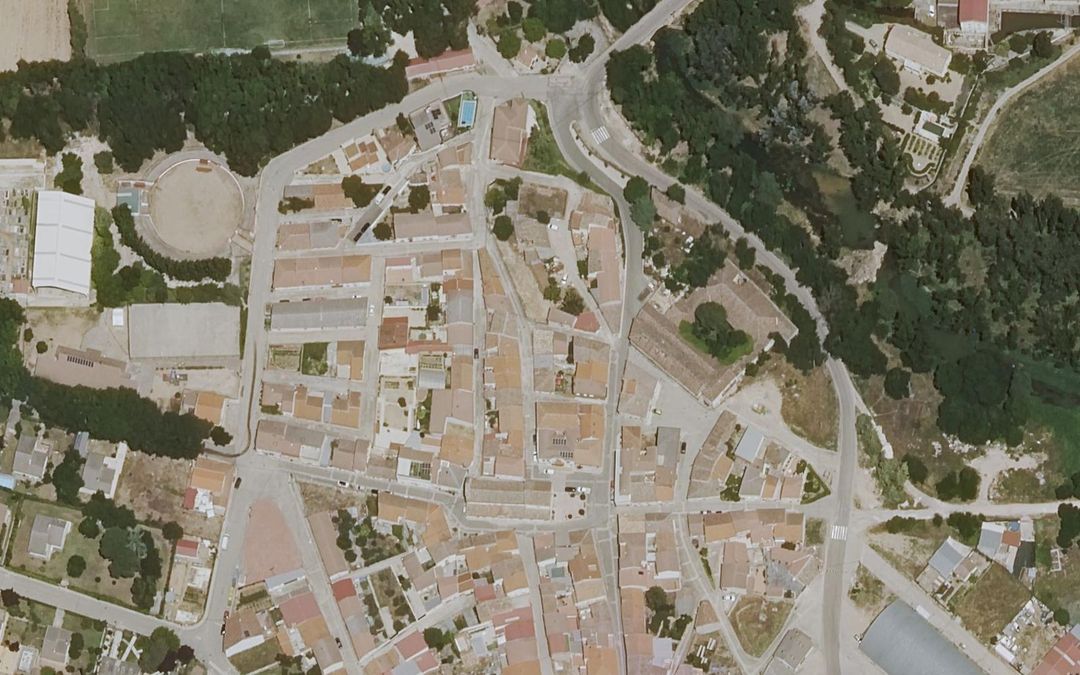 Ortofoto del entorno de la parcela en Espinosa de Henares, junto al Ayuntamiento y al río Henares. PNOA © IGN.